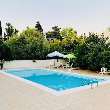 Junior With Pool Close To Apartment